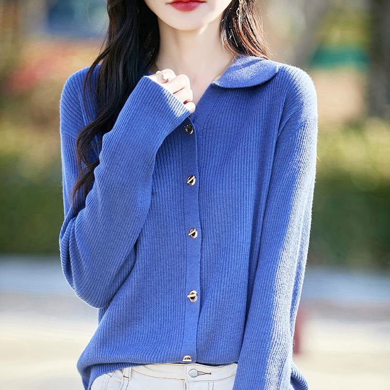 Lekki kardigan damski wykonany w 50% z wełny i w 50% z jedwabiu morwowego – uniwersalny sweter na 4 pory roku zapewniający całoroczny komfort i styl