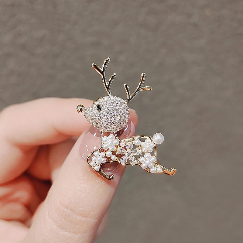 Japanese Cute Reindeer Brooch with Pearl and Rhinestone for Women, Versatile Christmas Pin Decoration