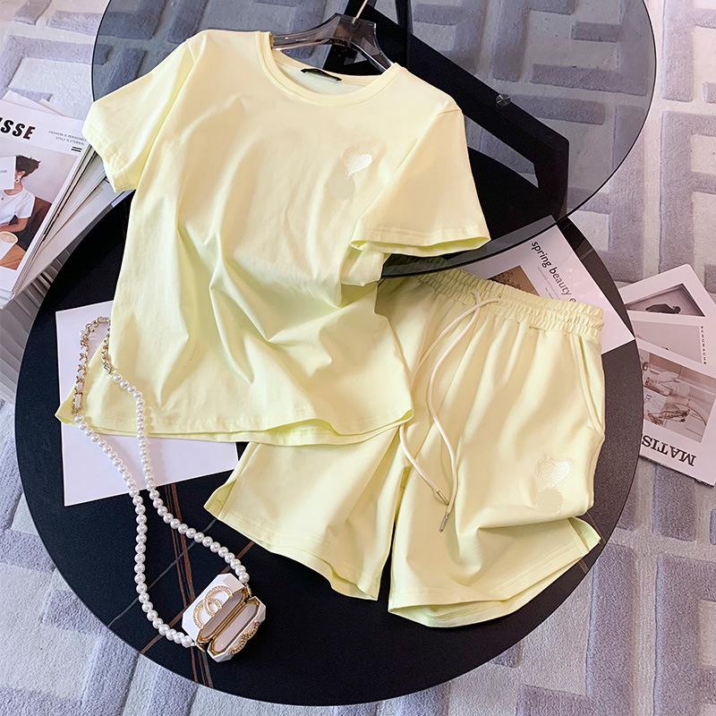 

2025 Летний комплект из женских шорт и топа с разрезом и вышитым узором в виде сердца персикового цвета для отдыха и спорта M светло-желтого