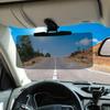 Ein am Auto montierter Blendschutzspiegel, ein Sonnenschutz für Fahrzeuge gegen starkes UV-Licht