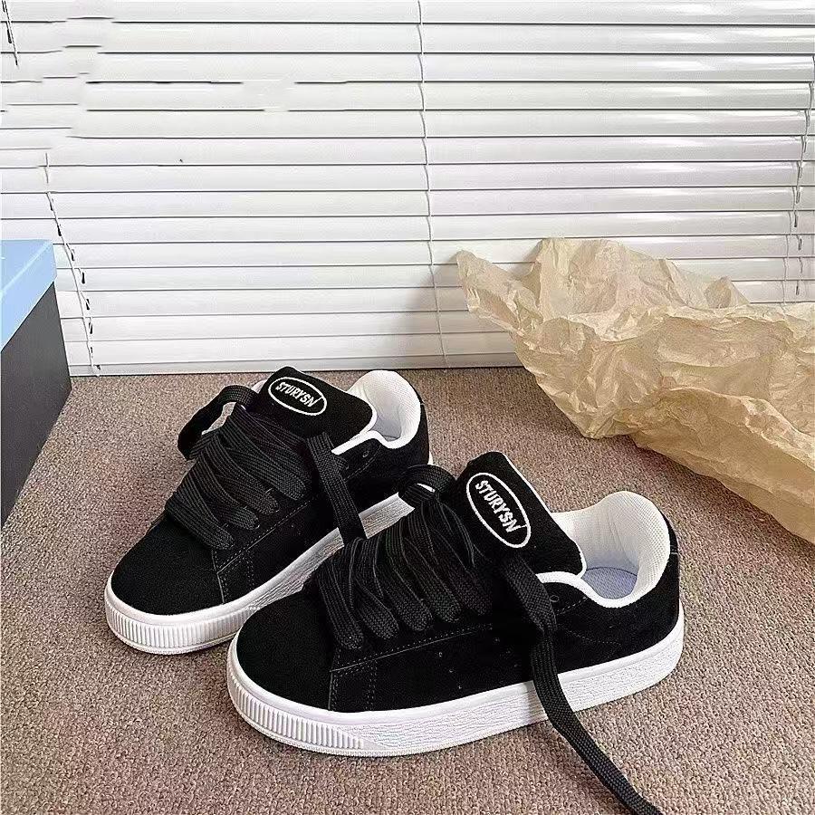 Nischen schwarze Brettschuhe ins trendige Frühjahr neue Studentenparty Sport lässig Brot Schuhe