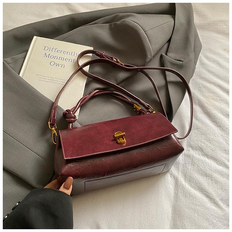 

Премиальная сумка-тоут женская 2025 осень и зима новая ретро повседневная на плечо маленькая квадратная сумка нишевая для поездок на работу сумка-мессенджер