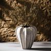 Keramikvase mit weißem Blumendesign für die Tischdekoration