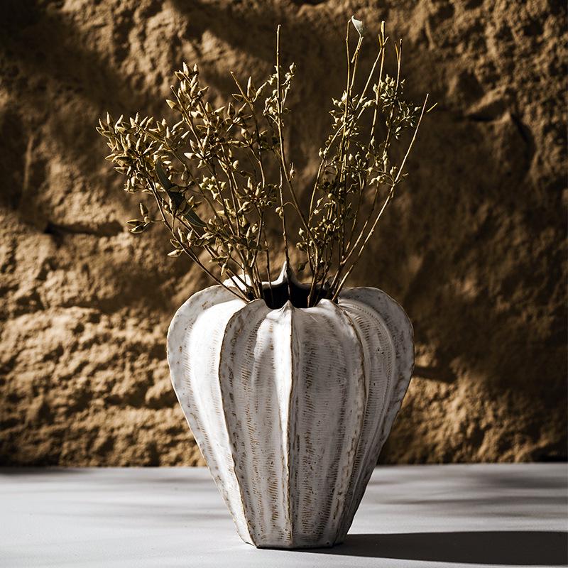 Keramikvase mit weißem Blumendesign für die Tischdekoration