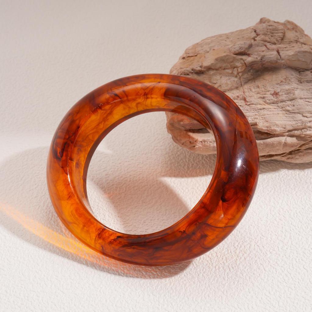 Unique Retro Resin Bracelet: Personalized Fashion Jewelry for Women