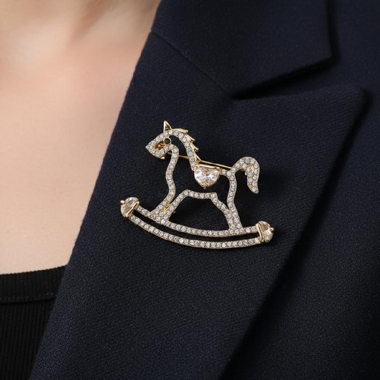 Glitzernde goldfarbene Pferdebrosche Raffiniertes mit Strasssteinen verziertes Design Kompakte Brosche für Freizeit- und formelle Kleidung