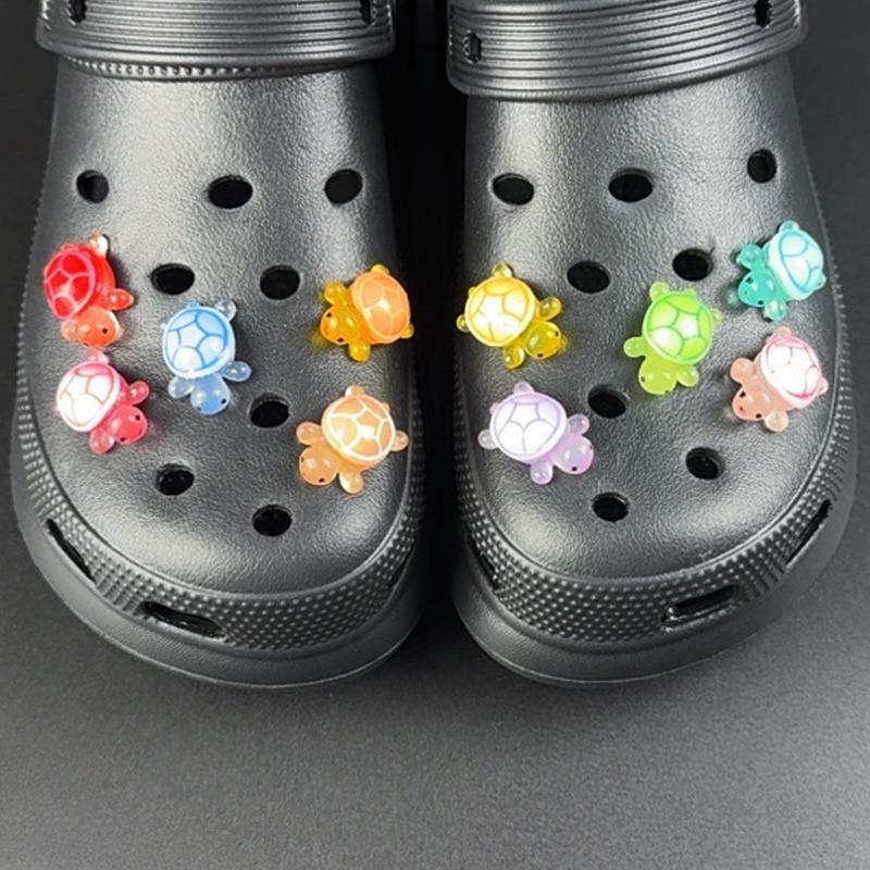 Mote Sko Charms Sett Tilbehør Hull Sko Spenne Søt Lysende Liten Skilpadde DIY 3D Sko Dekorasjoner Barneselskap Jentegave