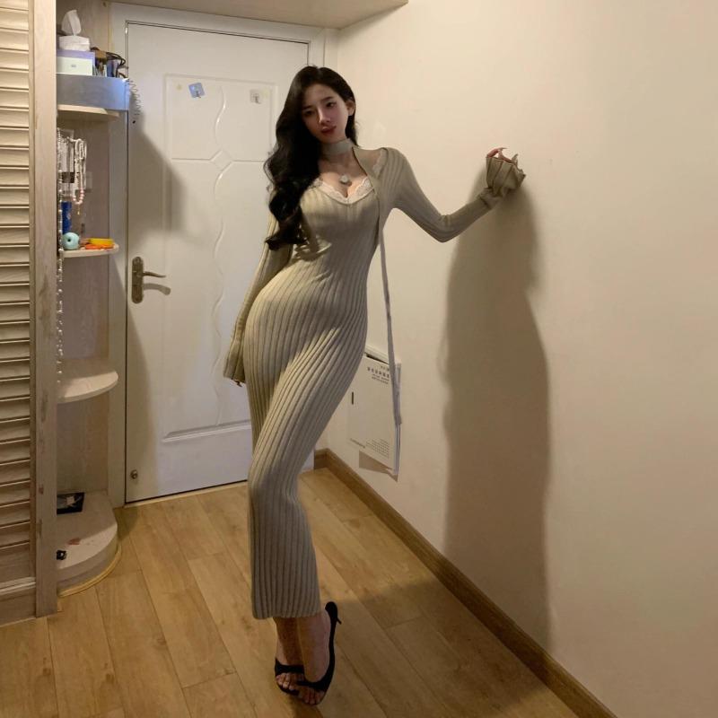 V-neck Knitted Dress, New Women's Autumn and Winter Temperament, Slim-fitting Inside, Bottom Sweater, Hip Skirt.