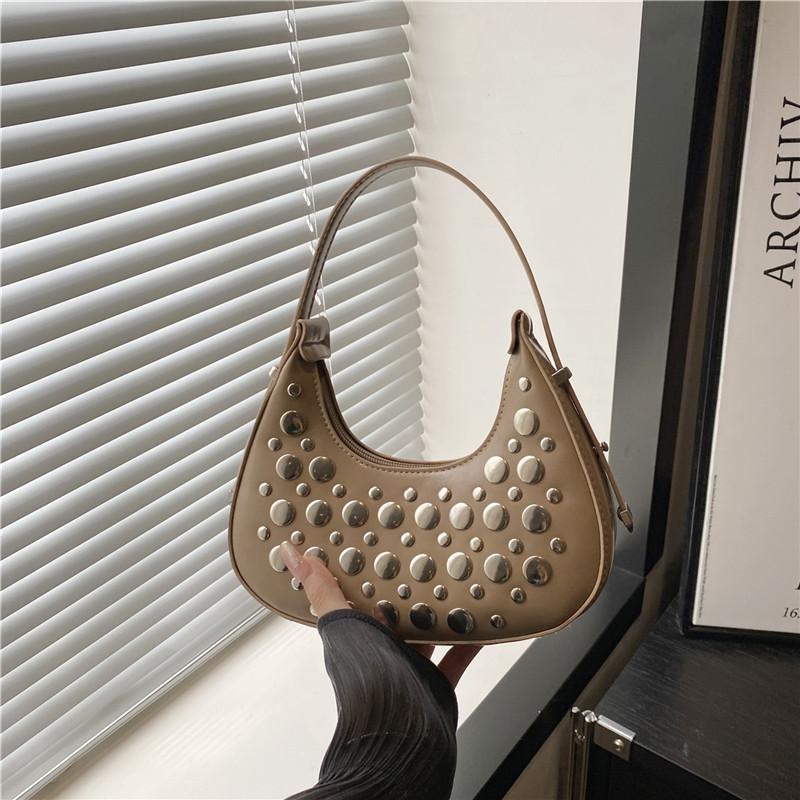 

2025 Европейская и американская простая и модная весенняя новая сумка-подмышка, персонализированная трендовая крутая сумка-полумесяц с точечным принтом и заклепками, портативная женская сумка хаки