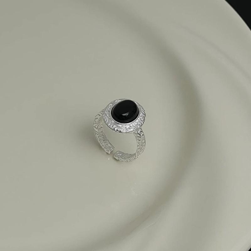 Black Elegant Agate Ring For Women With Distinctive Vintage Swirl Design Ideal For Chic Looks Casual