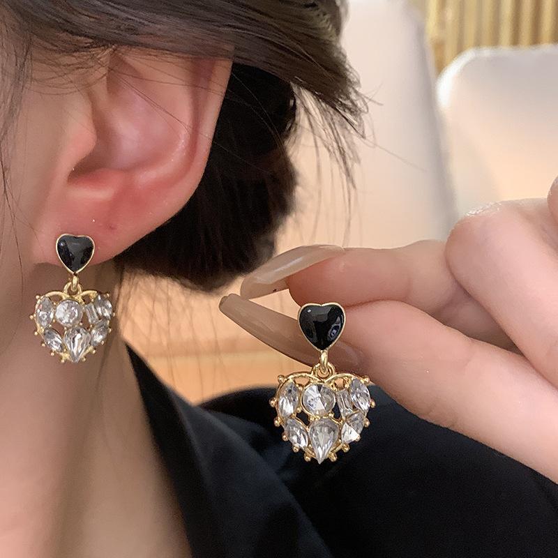 Ins Wind Pearl Love Earrings Women's Exquisite Niche Versatile High-end Stud Earrings 925 Silver Needle Explosive Earrings Wholesale