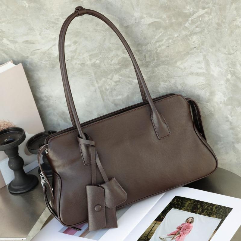 Underarm Bag with A High-end Feel, Hand-held Pillow Women's Bag, and Single-shoulder Baguette Bag Are Popular