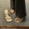 Cool-Slipper mit hohen Absätzen für Damen-Oberbekleidung Sommer 2024 neu, hochwertig, Ein-Wort-Riemen, französische Nische, quadratischer Absatz, Sandalen mit dickem Absatz