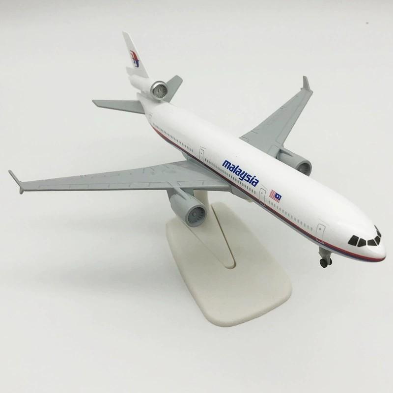1/400 Scale Malaysia Airways MD-11 20cm Diecast Alloy Airplane With Aircraft Landing Gear Model Collection Gift Display Plane