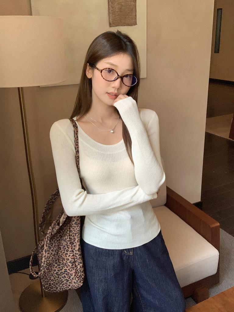 Off-white U-neck with exposed collarbone, front shoulder, long-sleeved knitted bottoming shirt inside, wear it in early autumn, waist, top for women