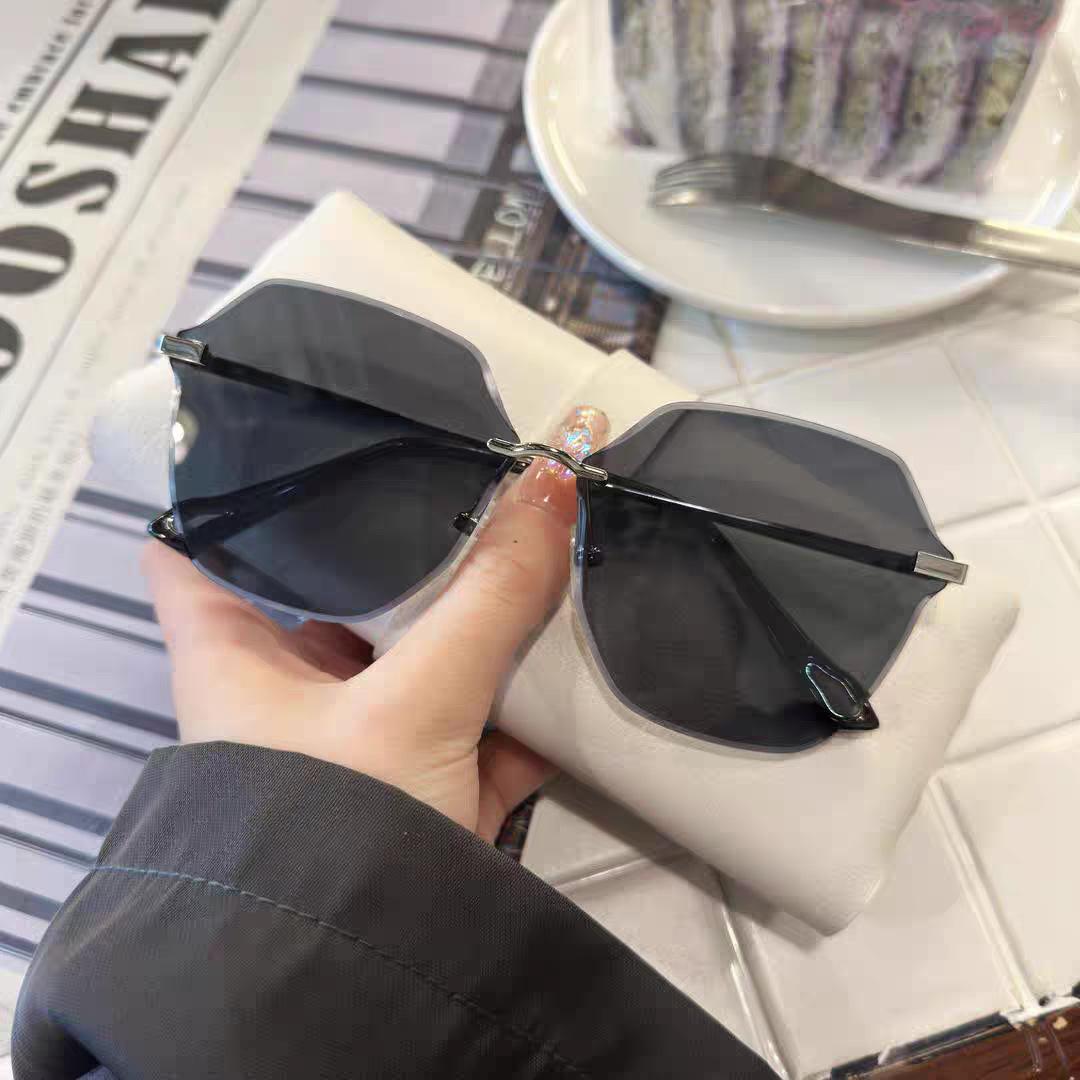 

2026 Light Luxury Women s Rimless Cut-Edge Sunglasses Ultra-Light Fashionable Children s Glasses Children s Sunglasses Black and grey lens