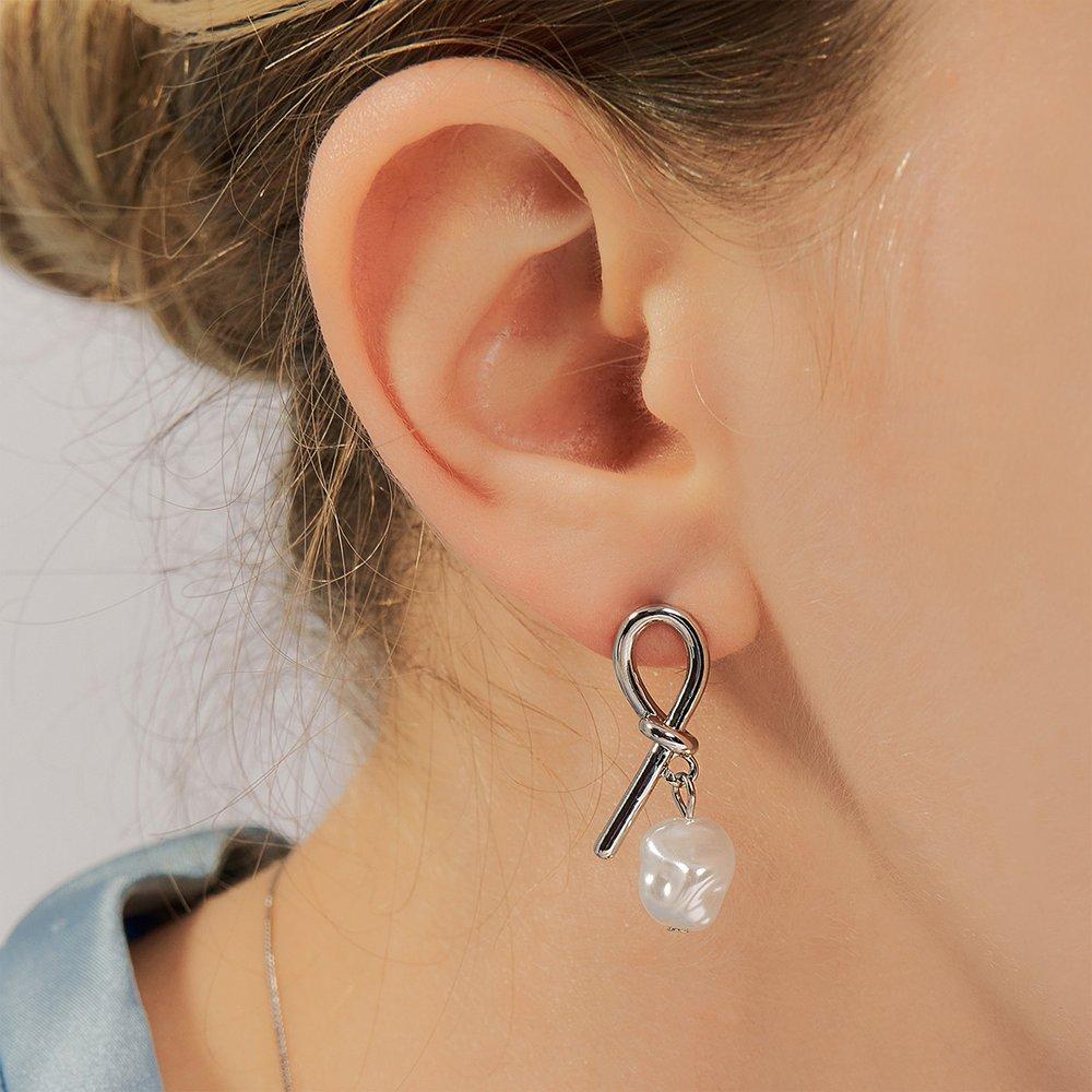 [Hei][Worn by Jang Yoon-ju, Lee Su-hyun, and Lee Su-min] Knot Pearl Post Earrings