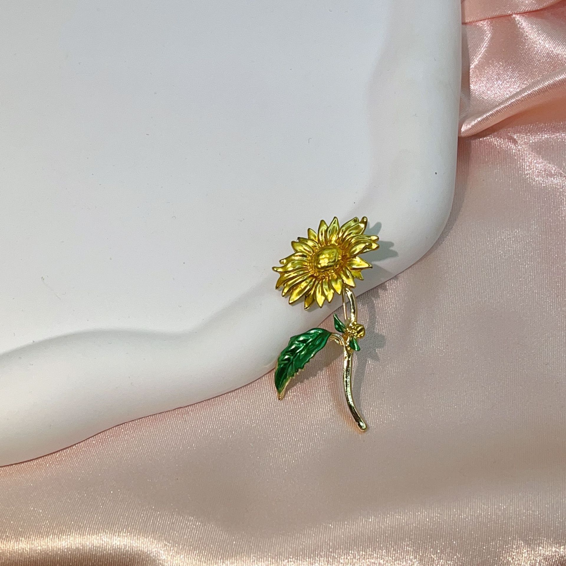 Exquisite Enamel Sunflower Brooch Creative Personalized Pin for Men and Women s Parties Holiday Gift Trend Unique