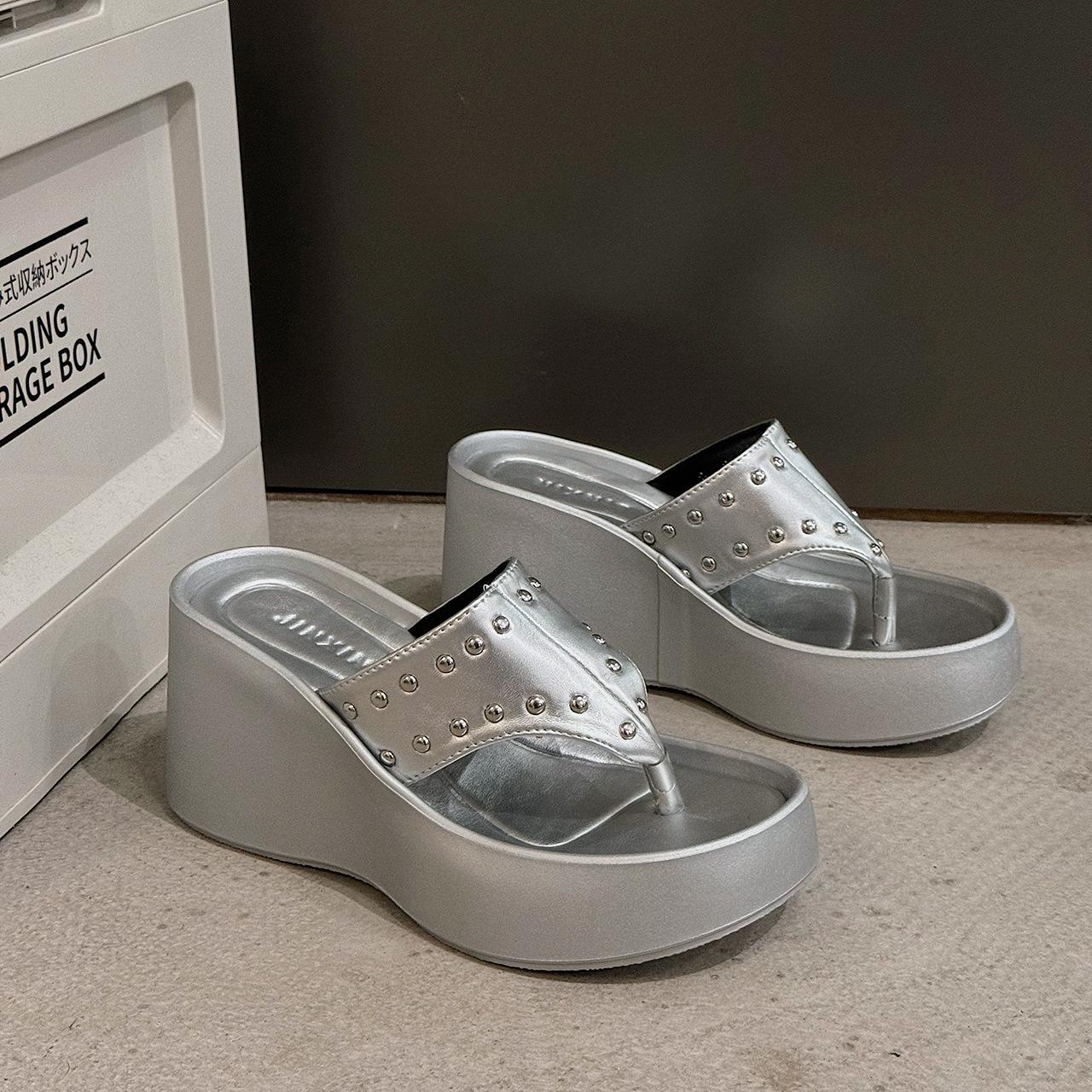 

Заліпки на танкетці з круглим носком, шльопанці для носіння влітку 2024 року, нові, на товстій підошві, темпераментні, французькі, пляжні, круті шльопанці, жіночі 39 срібний