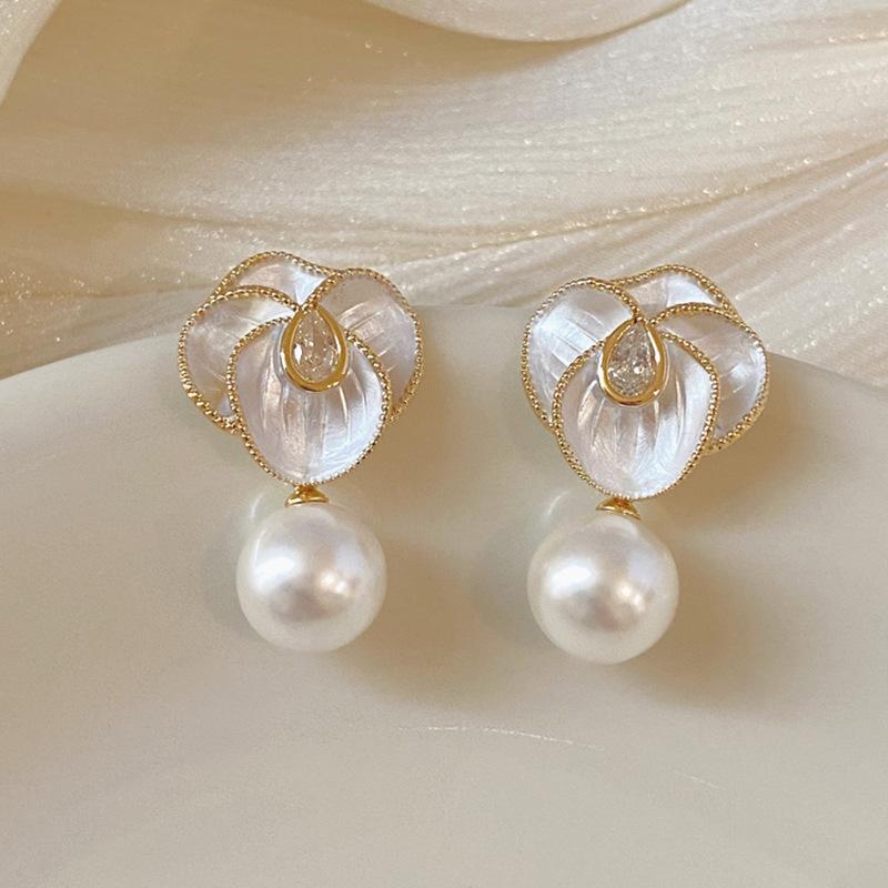 Flower zircon pearl earrings, high-end sense, elegant temperament, stud earrings, fashionable and versatile earrings, women