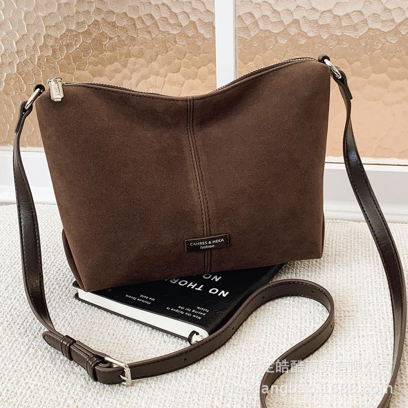 Autumn and winter retro matte bag women's 2025 new versatile shoulder underarm messenger bag niche portable bucket bag
