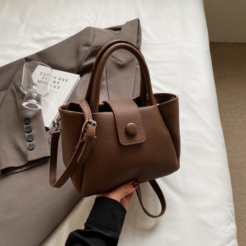 

High value bag women s 2025 new trendy Korean version fashion portable bucket bag summer casual shoulder messenger bag коричневый