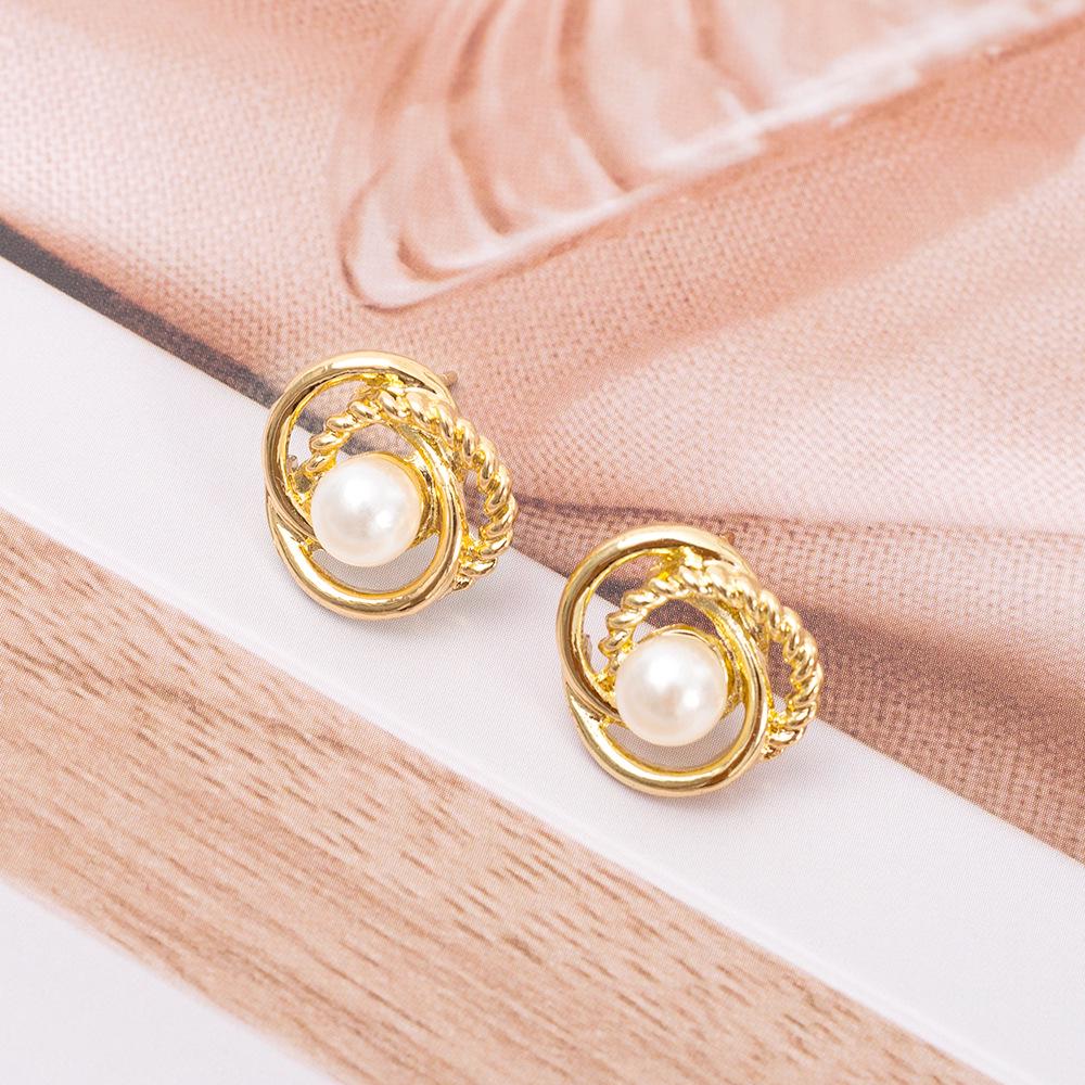 

European and American Fashion Twisted Wrap Zinc Alloy Pearl Stud Earrings золотой
