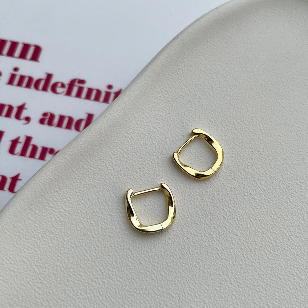 

Серьги-пусеты полукруглой формы с закруткой для женщин, нишевая простота, холодный стиль, высокое чувство стиля, модный темперамент, серьги из стерлингового серебра 925 пробы в стиле инс A pair of 925 silver