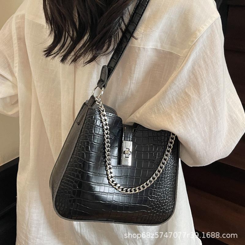 Niche lock chain tote bag women's 2025 new simple commuter underarm bag crossbody handbag women's shoulder bag