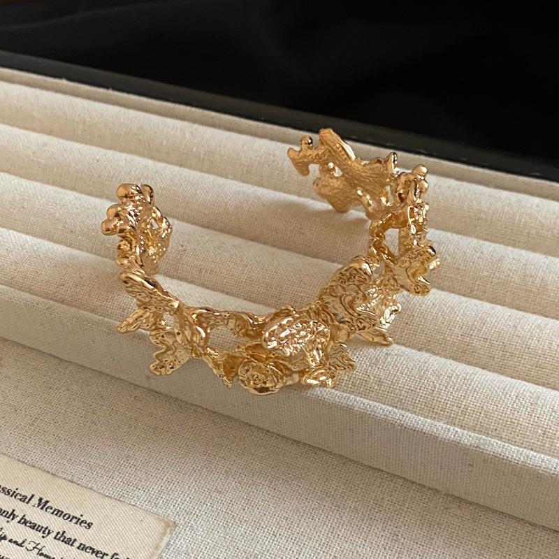 Elegant Pleated Metal Butterfly Flower Bangle: High-End Luxury Statement Bracelet for Women