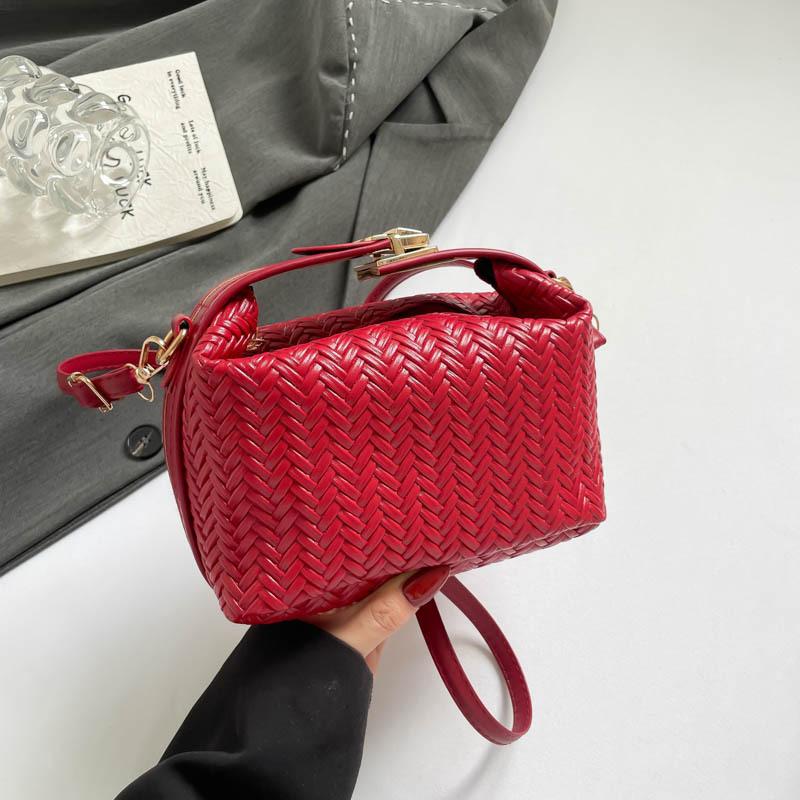 

Retro woven pattern small bag women s new trendy fashion hand carry soft leather dumpling bag premium texture messenger bag червоний