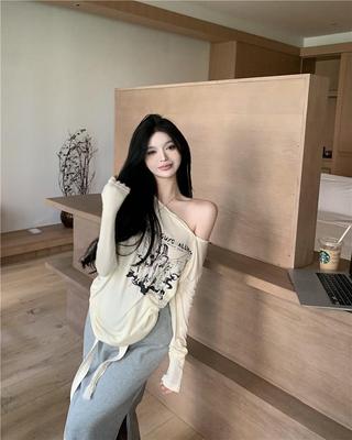 Women's Retro Off-Shoulder Long-Sleeve Graphic T-Shirt - Spring Sunscreen Blouse, Lightweight & Relaxed Fit