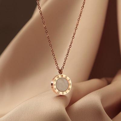 Collier Haut de Gamme en Acier Titane à Chiffres Romains pour Filles - Simple, Ne Décolore Pas, Design Noir & Blanc