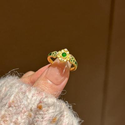 Light Luxury Vintage Inlaid Emerald Rings for Women Creative Palace Style Chic Design Ring Wedding Jewelry