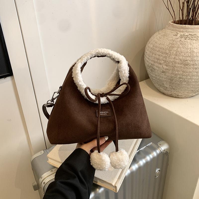 

Lamb wool cute retro niche armpit bag women s 2025 autumn and winter new tote bag lightweight shoulder messenger bag темно-коричневого