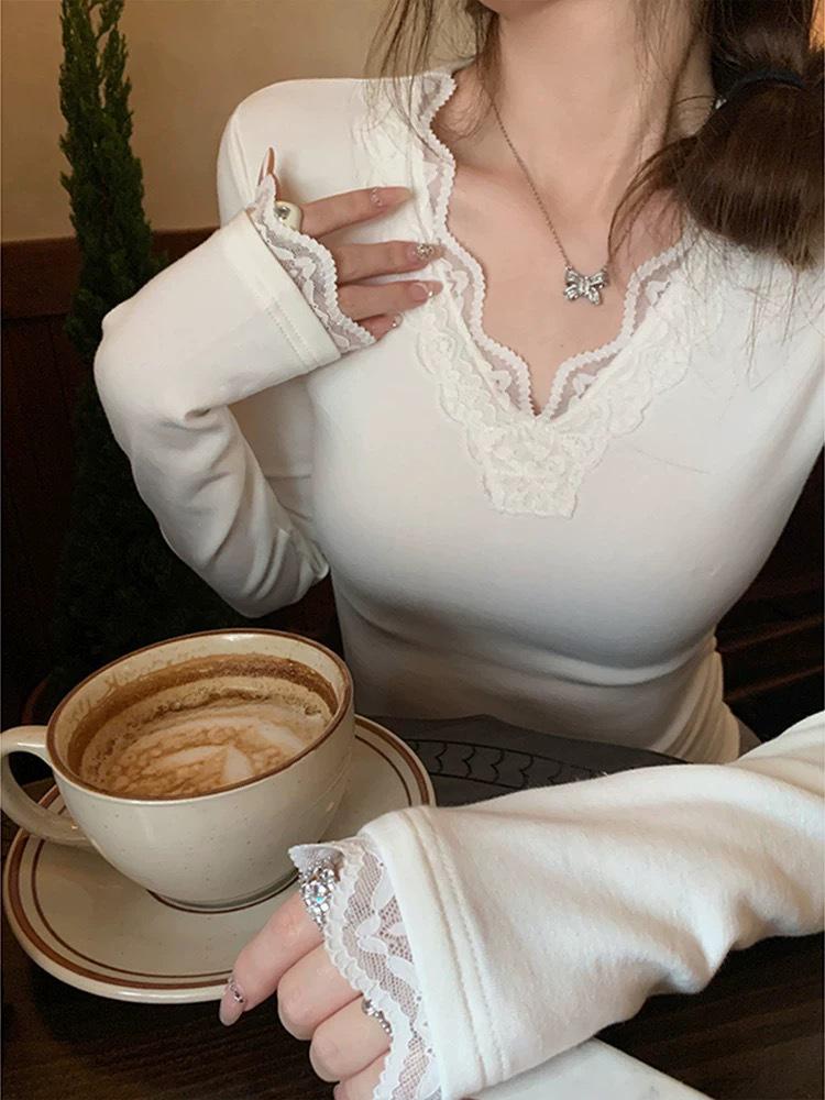 Women's V-Neck Lace White Long-Sleeve Slimming Layer Top (2026 Autumn/Winter)