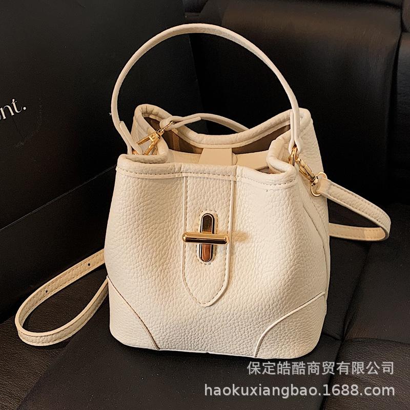 Niche Design Bag Women's 2025 New Summer Shoulder Messenger Bag Popular This Year Portable Bucket Bag