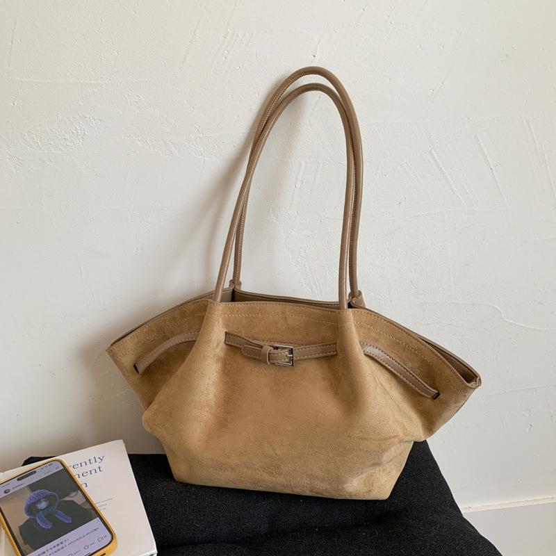 

Vintage niche matte commuter tote bucket bag 2025 autumn new commuter texture shoulder armpit bag хаки