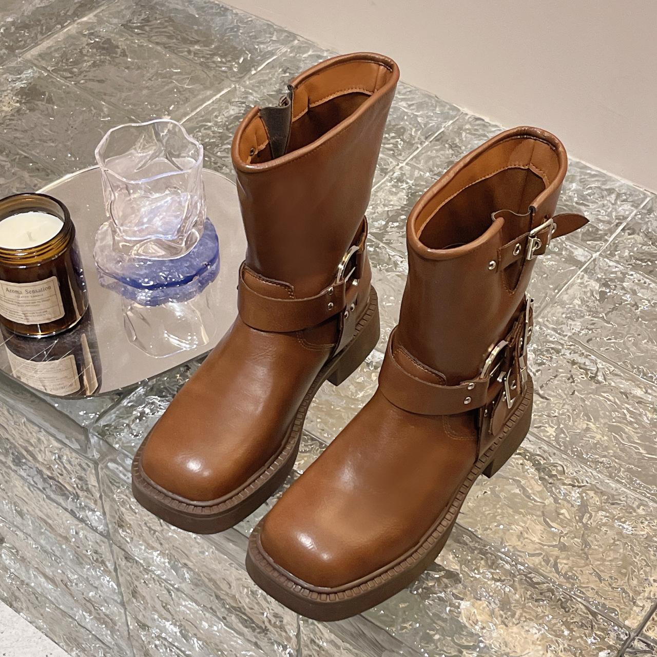 

Женские ковбойские сапоги в стиле вестерн с грубым каблуком, новые 2024 года, средние сапоги в британском стиле с пряжкой на ремне, подходят для всех сезонов, модные сапоги 40