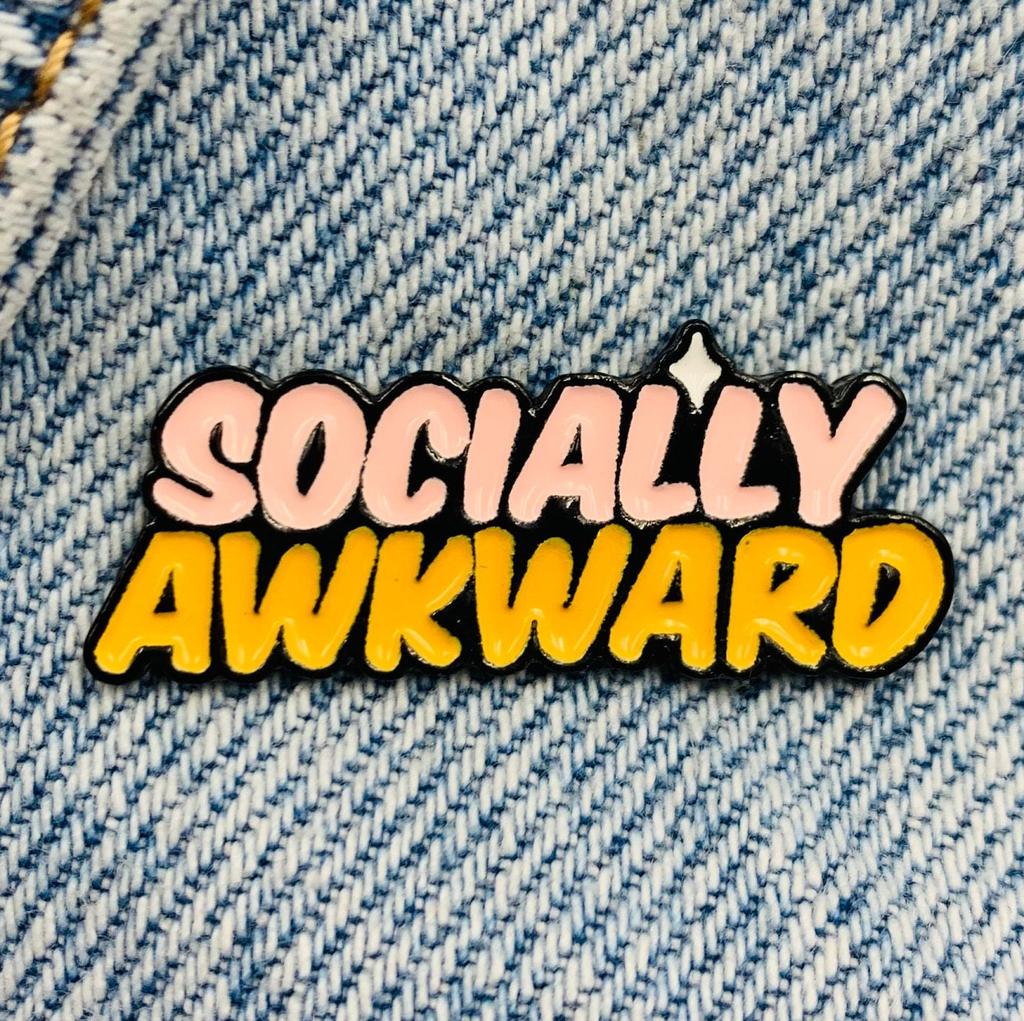 Neue Emaille Pin mit Spruch Socially awkward Fun Cool Lustig Metall Stecker Geschenk Geburtstag 1 Stück
