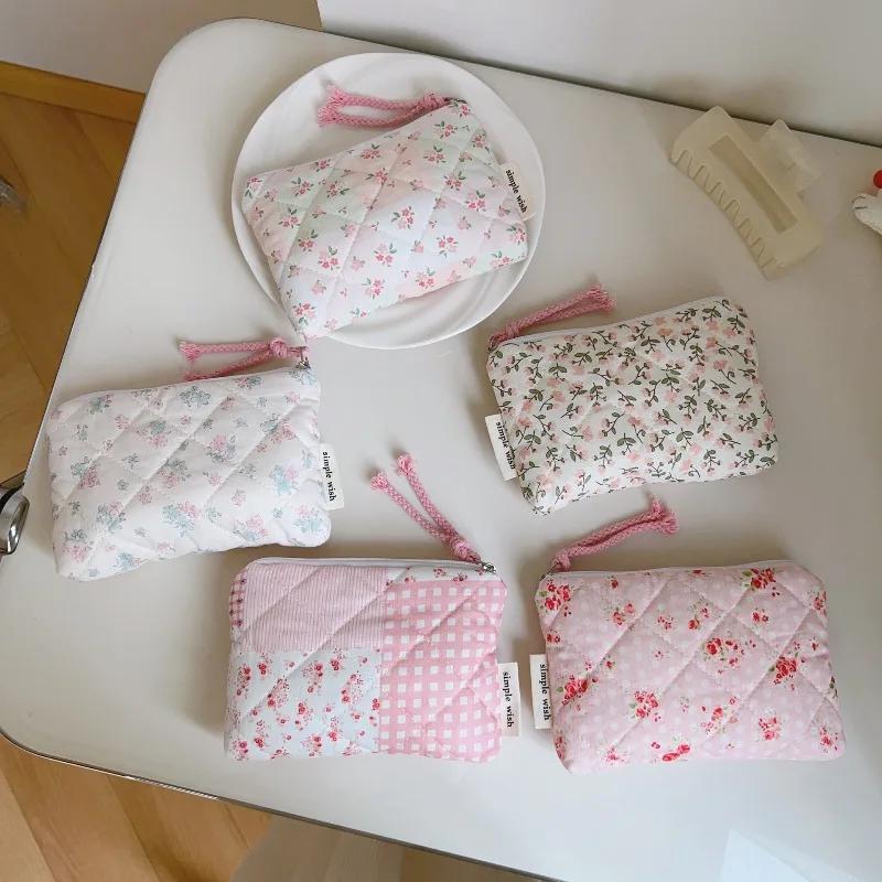 Cute Pink Style Makeup Lipstick Airpods Case Floral Quilted Makeup Bag Women's Sweet Mini Lipstick Cosmetic Pouch for Period