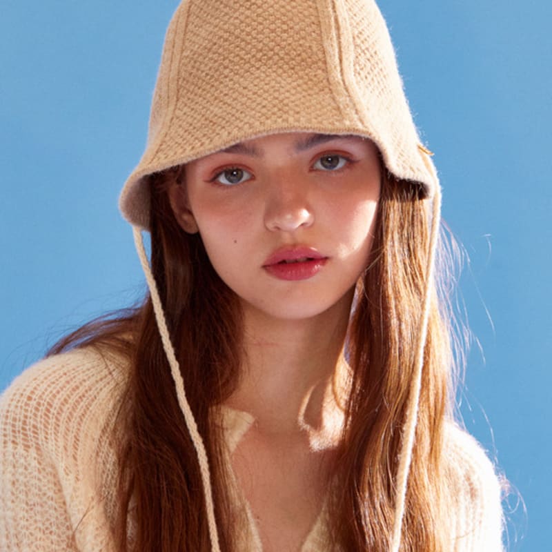 

MERRYMOTIVE Knitted ribbon string point bonnet hat (beige) Beige