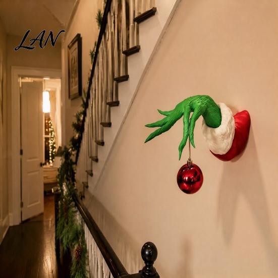Ornamenti Verdi a Mano Simulati Elfo di Natale Decorazioni per Albero con Palline Rosse Appese, Decorazione Artistica da Parete Montata, Supporto Divertente per Casa di Natale