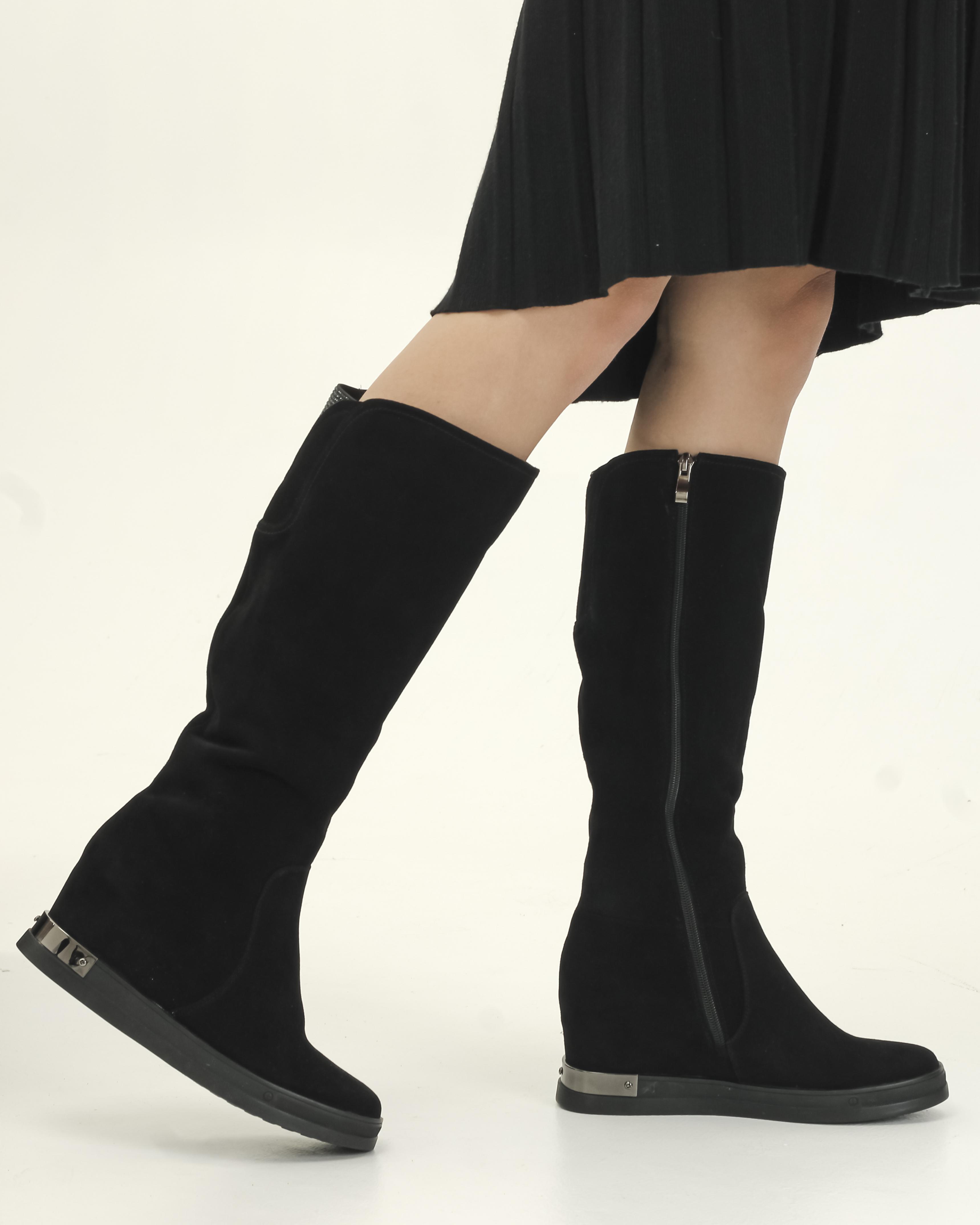 

Чоботи на прихованій танкетці Erisses 0617 37 Чорні замші 39 чорний