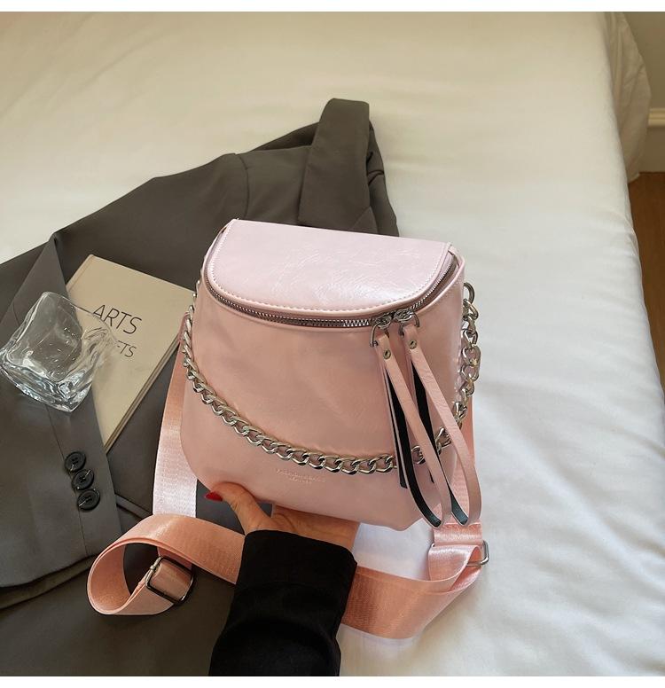 

Korean version niche design saddle bag women s 2025 new fashion chain messenger bag casual sports style shoulder bag tide розовый