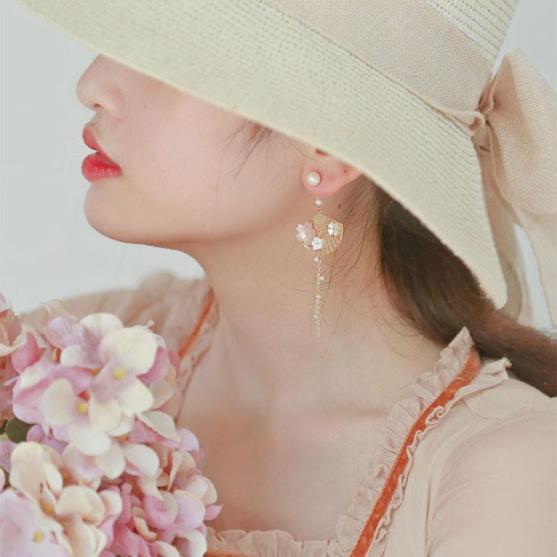 Chinese Style Hollow Fan Pendant Earrings For Women Asymmetrical Vintage Fan-shaped Shell Flower Pearl Earrings Jewelry Gifts