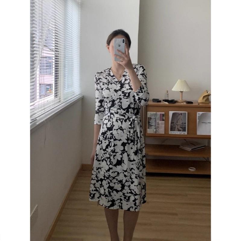 

Elegant Autumn Beach Wrap Dress: Black and White Print, Three-Quarter Sleeves XL (63-68 kg)
