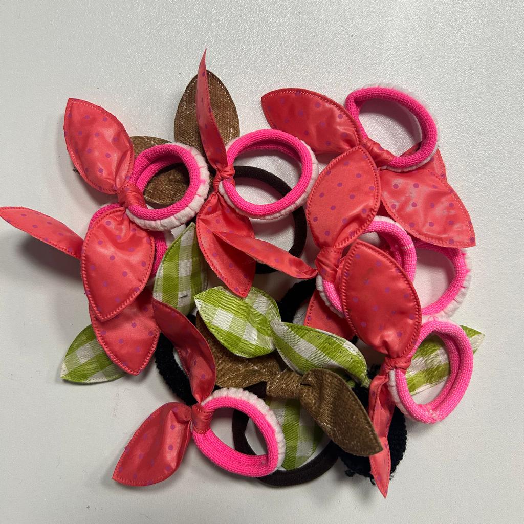 Knyt håret ditt på en moteriktig måte og få en liten gave for et hårstrikk to tilfeldige farger