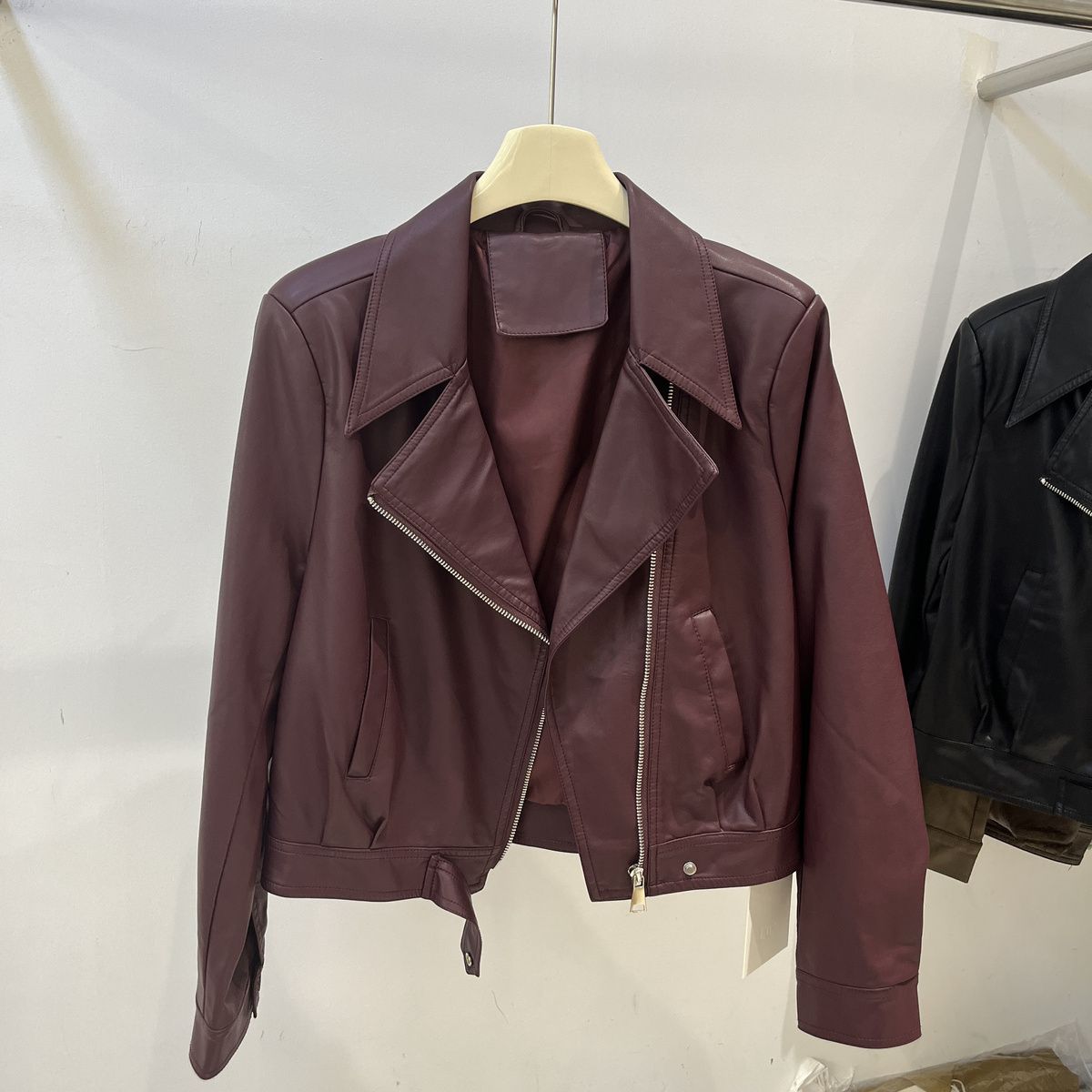 

Шикарная и модная байкерская куртка из искусственной кожи - короткая осенняя верхняя одежда для женщин XXL темно-коричневого