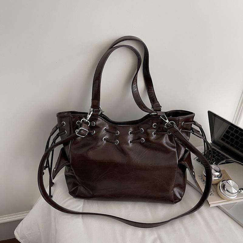 Retro large-capacity underarm bag women's winter new simple tote bag fashionable shoulder commuter bag women